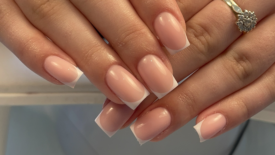 Naturel vierkante nagels met een witte french