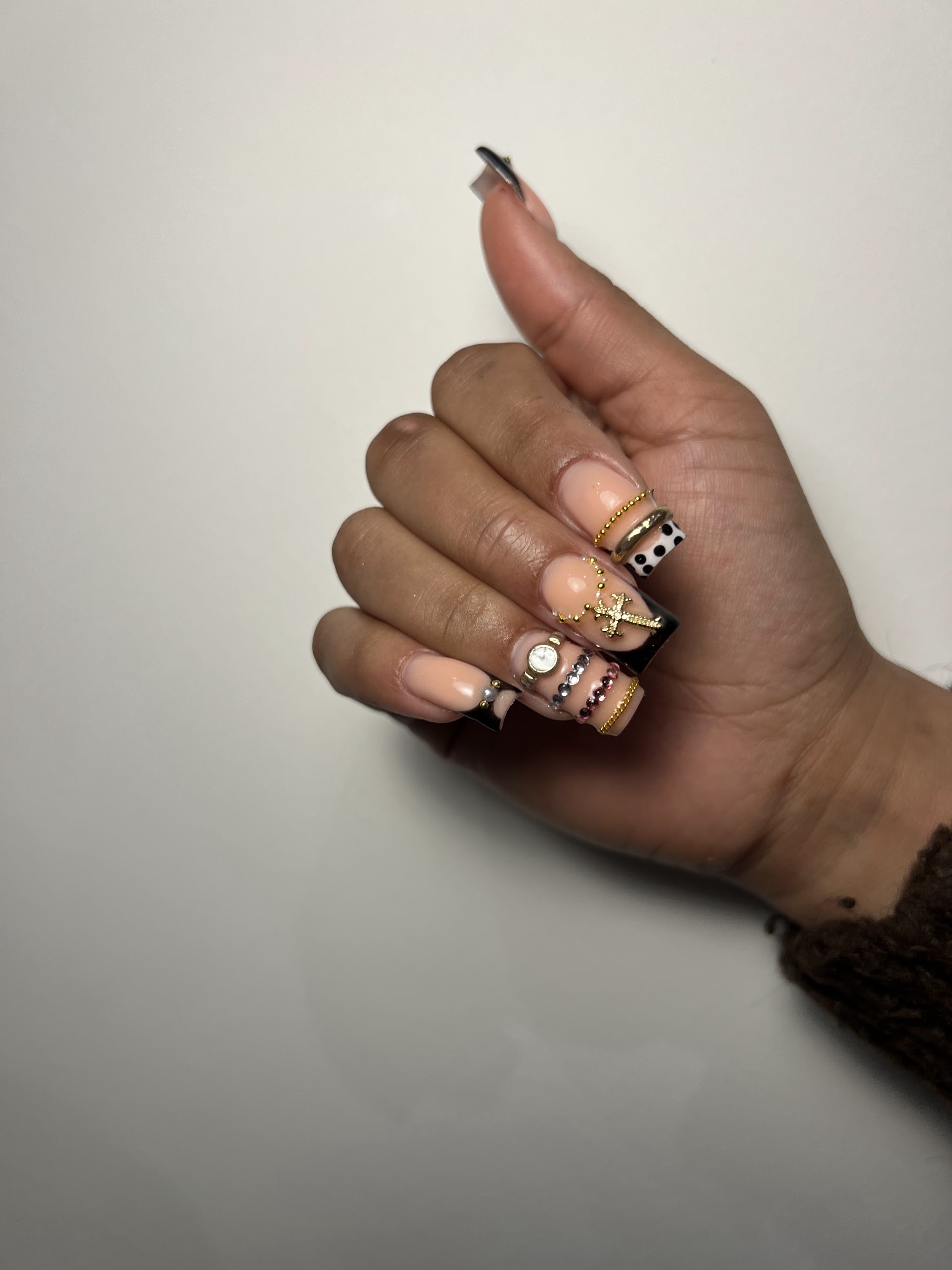 Korte nagels met gouden en beige details