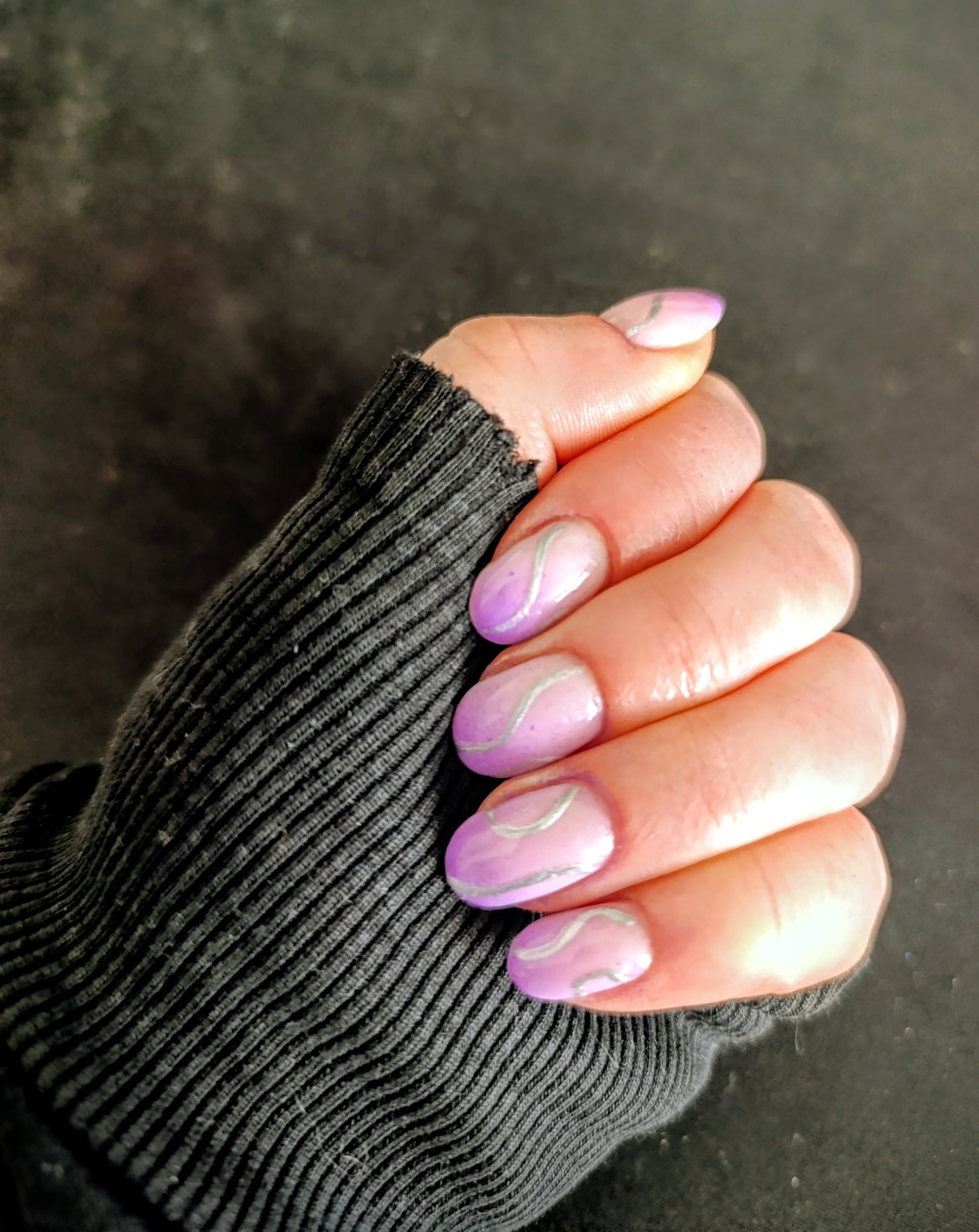 Korte nagels met lila swirl design