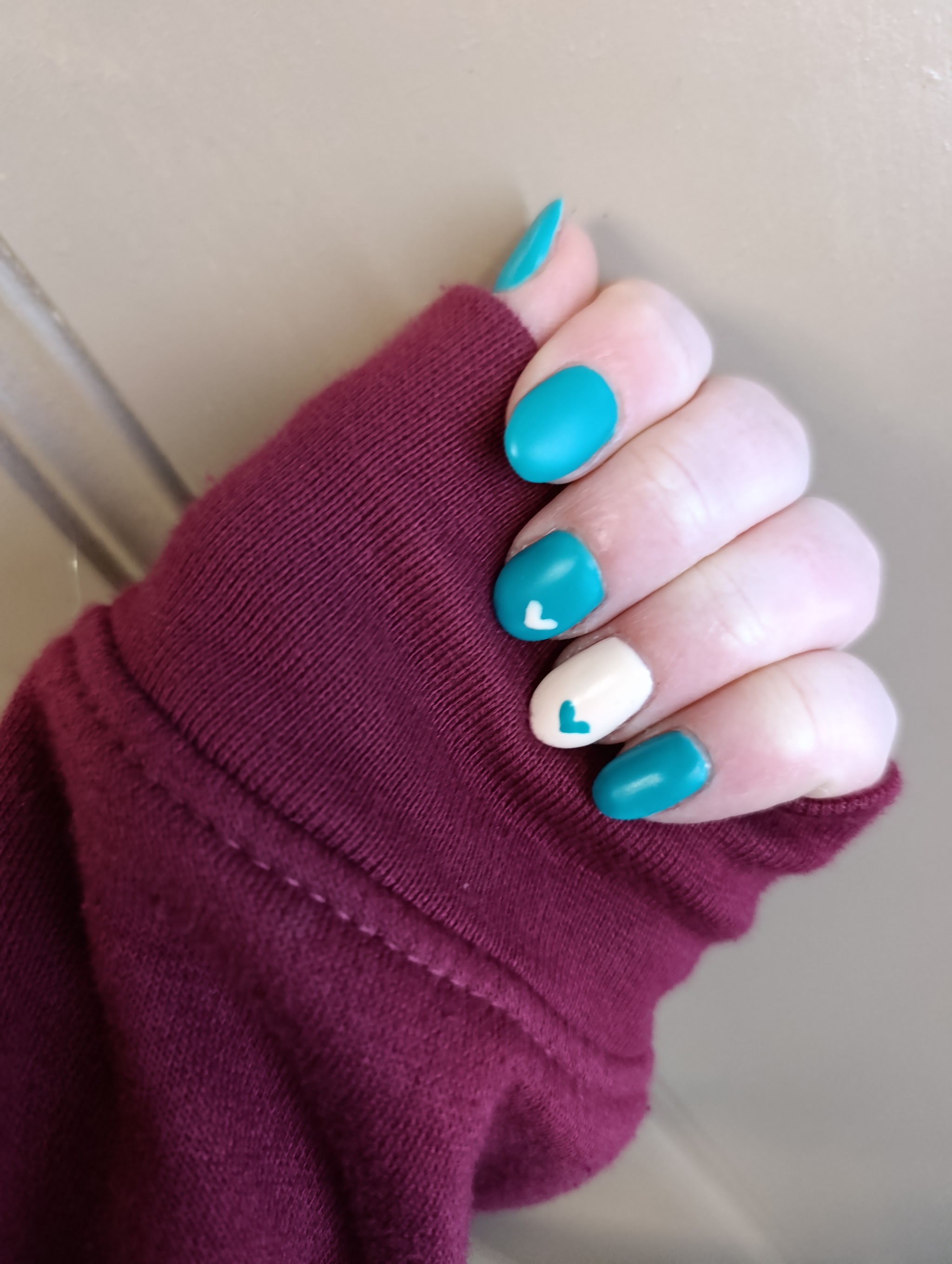 Turquoise nagels met witte hartjes