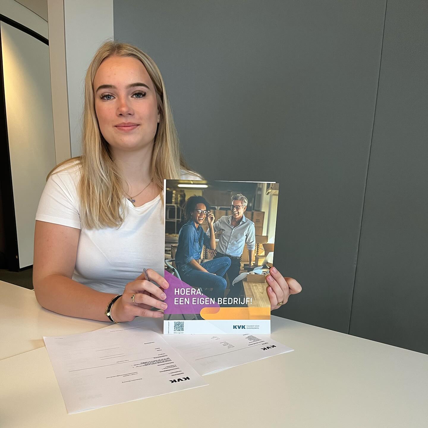 De start van Beautysalon Blooming, met het welkomstboekje van de KvK