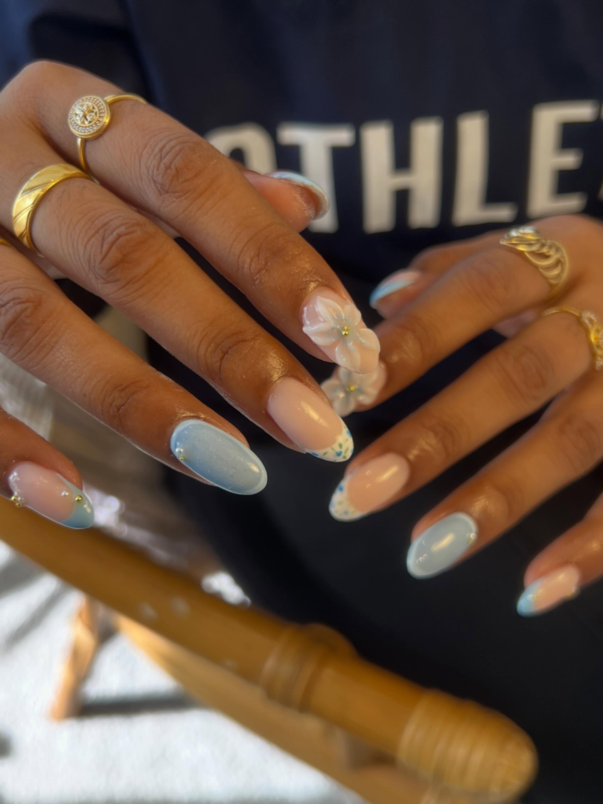 Amandelnagels met babyblauwe french en 3D bloemetjes