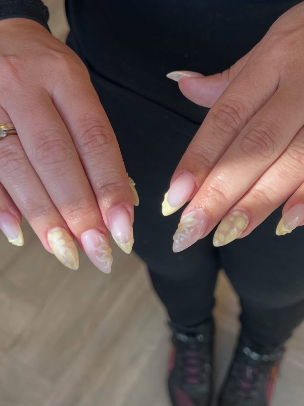 Lange amandelnagels in zacht goud met flakes